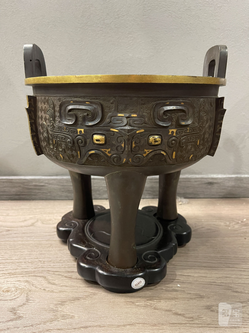 清乾隆 铜局部鎏金兽面纹鼎式大炉 - 图3